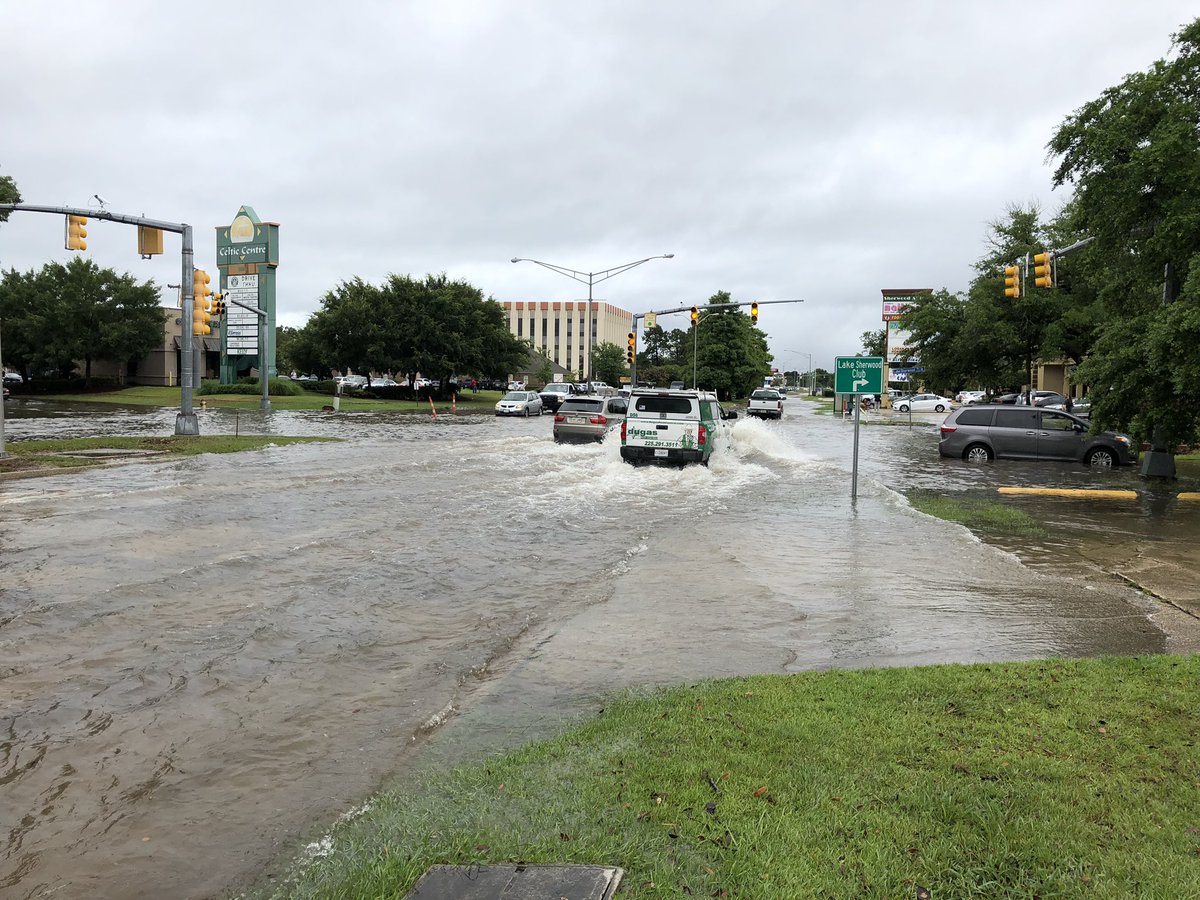 Baton Rouge,Louisiana: Sherwood Forest and Lake Sherwood Ave N flooding   