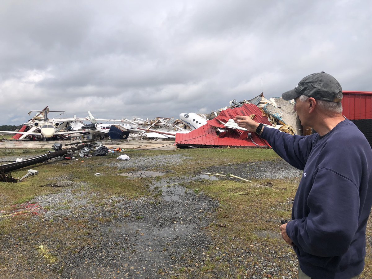 US Louisiana: Monroe Regional Airport hit by a tornado