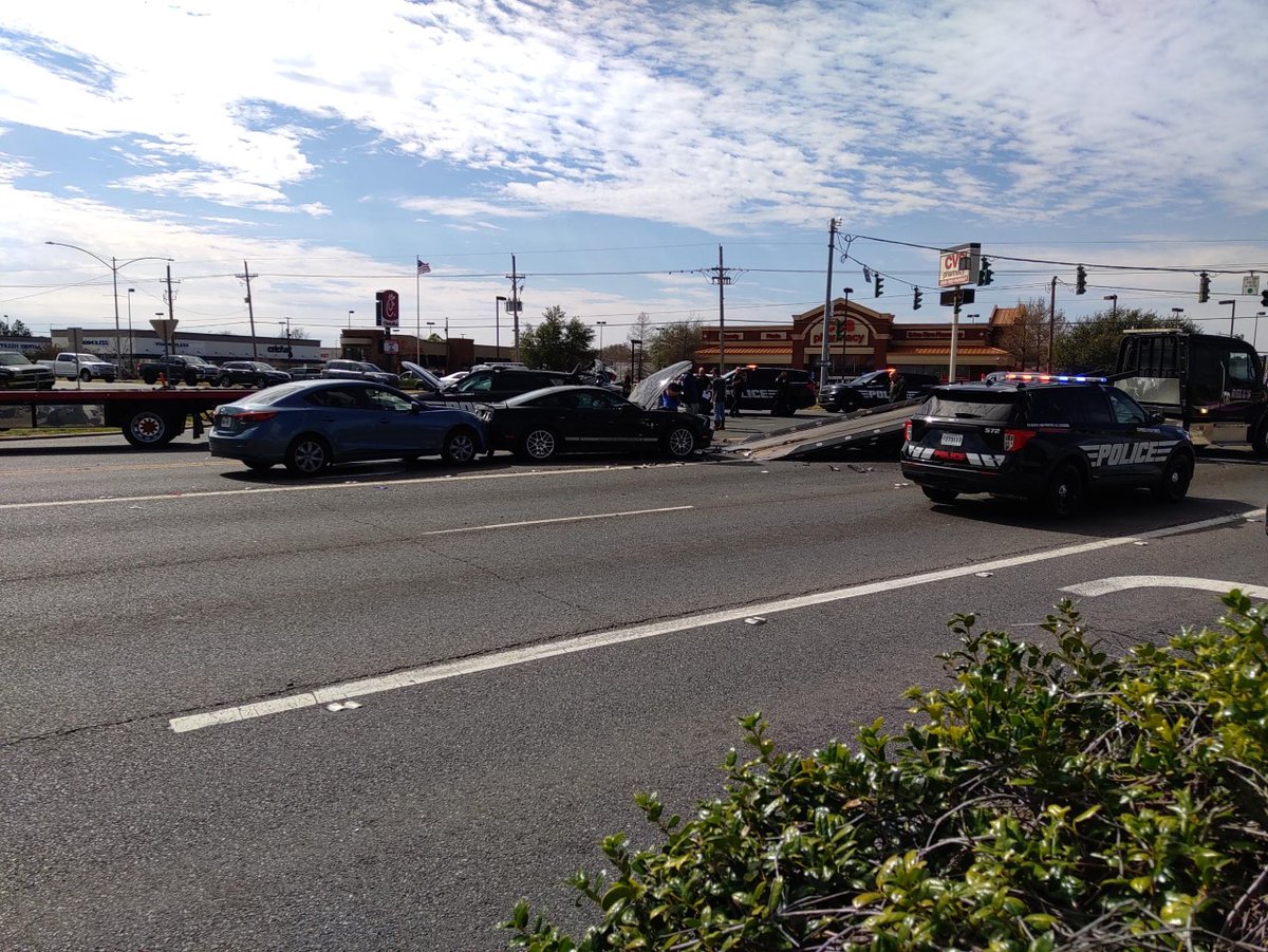 One of the busiest intersections in Shreveport was the site of a multi-vehicle accident involving an SPD officer. 