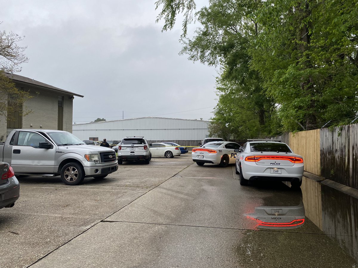 @BRPD investigating after a deadly shooting at an apartment complex on Old Hammond Highway.