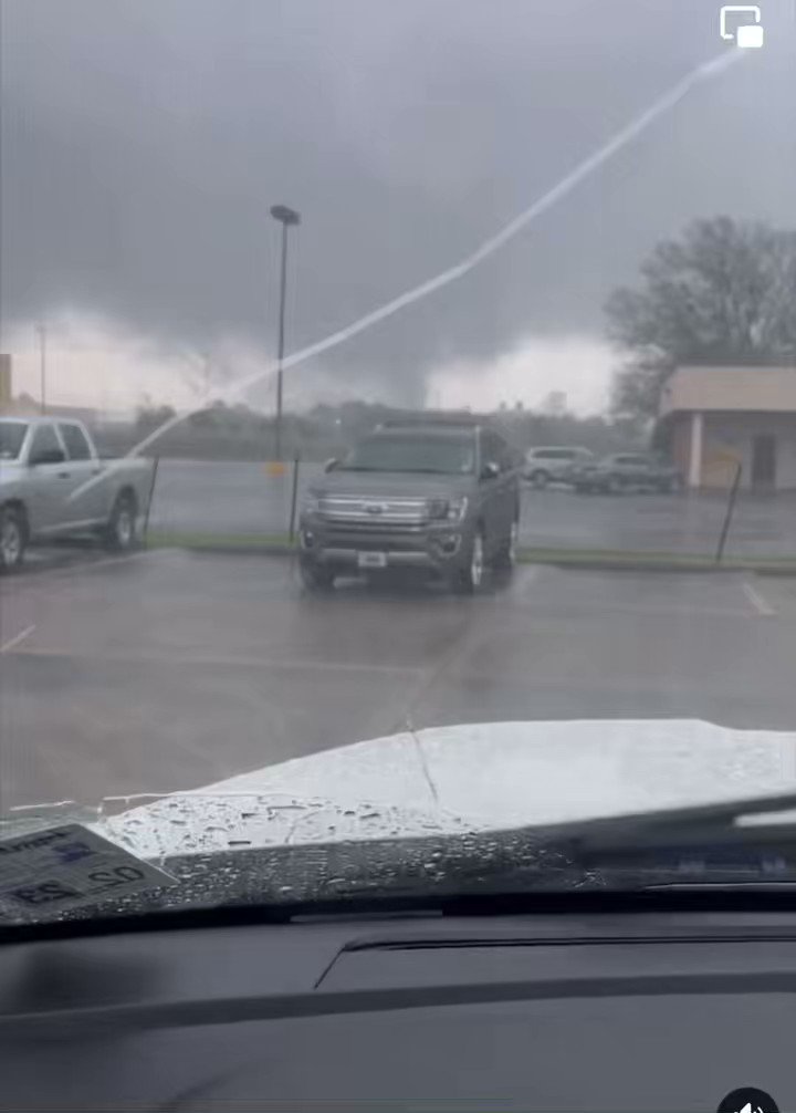 Large wedge tornado in New Iberia, LA